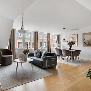 Sanders Leaves - Precious Two-bedroom Penthouse In Downtown Copenhagen