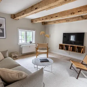 Appartement With Exposed Ceiling Beams